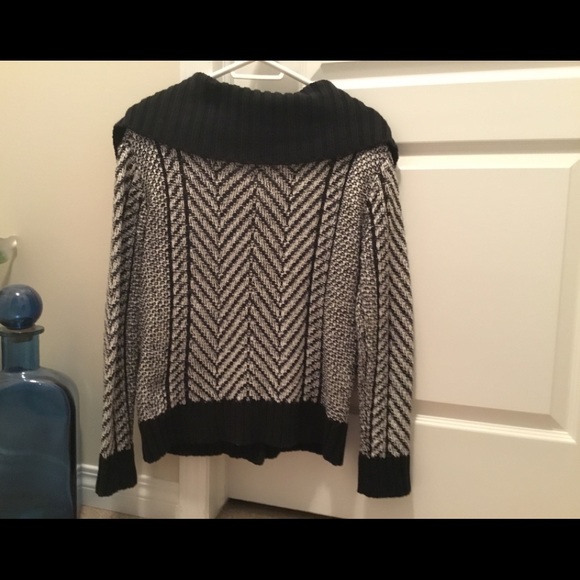 Zip-up cozy sweater - Picture 2 of 3